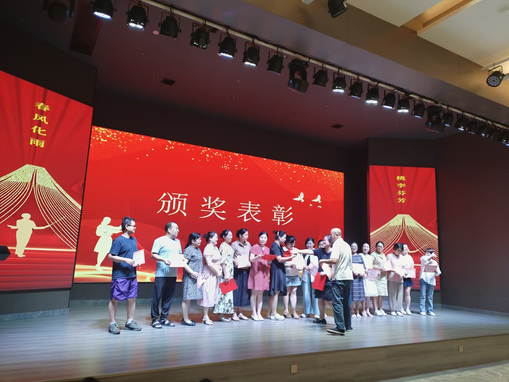 9月10日，曙光學(xué)校教師節(jié)文藝晚會(huì)在湖南精正溢香園酒店舉辦